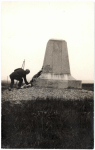 Une palme est déposée au pied du monument Une palme est déposée au pied du monument