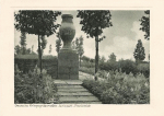 Deutsche Kriegsgrbersttte - Avricourt - Sammelgrab mit einem der Eckpfeiler in Elfringen (Avricourt), Lothringen. Erbaut vom Volksbund Deutsche Kriegsgrberfrsorge e. V.