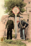 Douaniers français et allemand près du poteau-frontière Douaniers français et allemand près du poteau-frontière