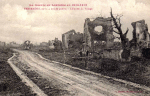 Après 4 ans de guerre - L'entrée du village Après 4 ans de guerre - L'entrée du village