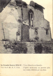 L'église (extérieur). Au premier plan une tombe ebréchée par un obus