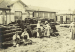 Nancy - Route de Toul - Atelier de camouflage - Ouvrires djeunant - 3 avril 1918