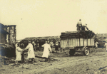 Nancy - Route de Toul - Atelier de camouflage - Chargement des treillages en rafia - 3 avril 1918