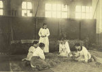 Nancy - Route de Toul - Atelier de camouflage - Ouvrires peignant des dcors de camouflage - 4 avril 1918