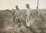 Ancerviller. La soupe dans un boyau allant vers la bergerie - 5 septembre 1915 Ancerviller. La soupe dans un boyau allant vers la bergerie - 5 septembre 1915