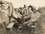 Ancerviller. Distribution des lettres dans un abri - 5 septembre 1915 Ancerviller. Distribution des lettres dans un abri - 5 septembre 1915