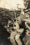Bois du Vannequel. Poste d'observation. Guetteur tenant un fusil lance-fusées - 4 avril 1917