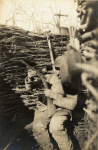 Bois du Vannequel. Poste d'observation. Guetteur tenant un fusil lance-fusées - 4 avril 1917 Bois du Vannequel. Poste d'observation. Guetteur tenant un fusil lance-fusées - 4 avril 1917