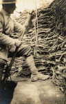 Bois du Vannequel. Tranchée. Fusil-tromblon pour les grenades Viven-Bessières. Mise en place de la grenade - 12 avril 1917 Bois du Vannequel. Tranchée. Fusil-tromblon pour les grenades Viven-Bessières. Mise en place de la grenade - 12 avril 1917