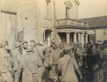 Domvre-sur-Vezouze. Un coin du village. Exercice de passage dans la chambre chlore - 2 mai 1917