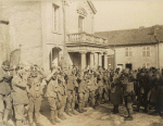 Domèvre-sur-Vezouze. Un coin du village. La mise des masques contre les gaz pour un exercice de passage dans la chambre chlorée - 2 mai 1917