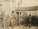 Domvre-sur-Vezouze. Un coin du village. La mise des masques contre les gaz pour un exercice de passage dans la chambre chlore - 2 mai 1917