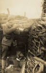 Domèvre-sur-Vezouze (près). Petit poste H3. Fusil-mitrailleur en position - 21 mars 1917 Domèvre-sur-Vezouze (près). Petit poste H3. Fusil-mitrailleur en position - 21 mars 1917