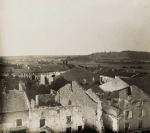 Herbéviller. Le village bombardé. Au loin, Saint-Martin et les hauteurs de Notre-Dame de Lorette - Juillet 1917