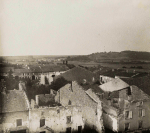 Herbviller. Le village bombard. Au loin, Saint-Martin et les hauteurs de Notre-Dame de Lorette - Juillet 1917