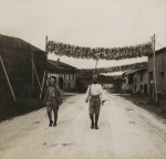 Herbviller. Une rue du village camoufle - Juillet 1917