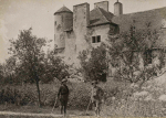 Herbéviller. Le château. Au premier plan, capitaine W.G. Wulzen du 148e RI américain - 16 août 1918