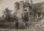 Herbéviller. Le château. Au premier plan, capitaine W.G. Wulzen du 148e RI américain - 16 août 1918 Herbéviller. Le château. Au premier plan, capitaine W.G. Wulzen du 148e RI américain - 16 août 1918
