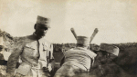 Leintrey (près). PC de colonel. Le général Gérard examinant les lignes ennemies au périscope. À gauche, général Dubail - Mai 1915