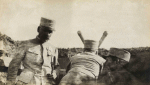 Leintrey (près). PC de colonel. Le général Gérard examinant les lignes ennemies au périscope. À gauche, général Dubail - Mai 1915 Leintrey (près). PC de colonel. Le général Gérard examinant les lignes ennemies au périscope. À gauche, général Dubail - Mai 1915