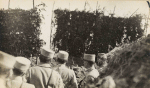 Leintrey (près). Le général Dubail dans une tranchée examine les positions allemandes - Septembre 1915