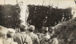 Leintrey (près). Le général Dubail dans une tranchée examine les positions allemandes - Septembre 1915 Leintrey (près). Le général Dubail dans une tranchée examine les positions allemandes - Septembre 1915