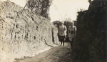 Leintrey (près). Boyau de communication. Le général Dubail visitant le secteur - Octobre 1915 Leintrey (près). Boyau de communication. Le général Dubail visitant le secteur - Octobre 1915