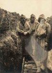 Leintrey (devant). Soldats munis de cagoules - 4 septembre 1915