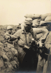 Leintrey (devant). Casse-croûte dans la tranchée - 4 septembre 1915