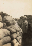 Leintrey (devant). Guetteur dans une tranchée - 4 septembre 1915