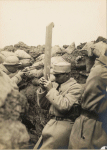 Leintrey (devant). Guetteur au priscope dans une tranche - 4 septembre 1915