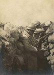 Leintrey (devant). Guetteurs aux créneaux d'une tranchée - 4 septembre 1915 Leintrey (devant). Guetteurs aux créneaux d'une tranchée - 4 septembre 1915