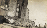 Vého. L'église incendiée en 1914. Au premier plan, le général Dubail visitant le secteur - Septembre 1915