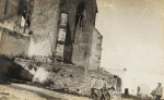 Vého. L'église incendiée en 1914. Au premier plan, le général Dubail visitant le secteur - Septembre 1915 Vého. L'église incendiée en 1914. Au premier plan, le général Dubail visitant le secteur - Septembre 1915